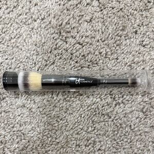 IT Cosmetics Dual-Ended Brush - Black and Cream